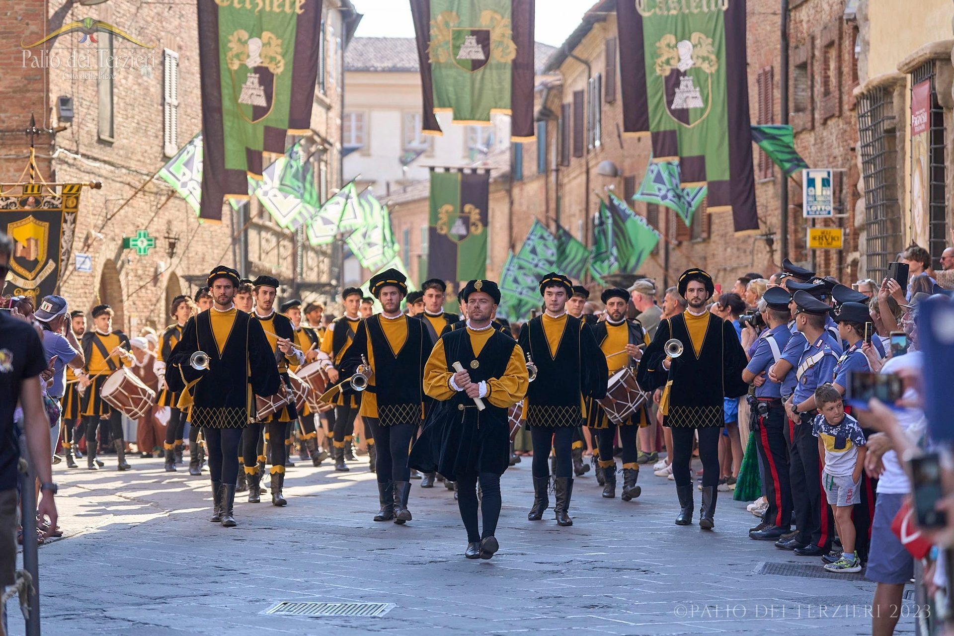 Banda di musici in costume durante il corteo storico del Palio dei Terzieri di Città della Pieve.