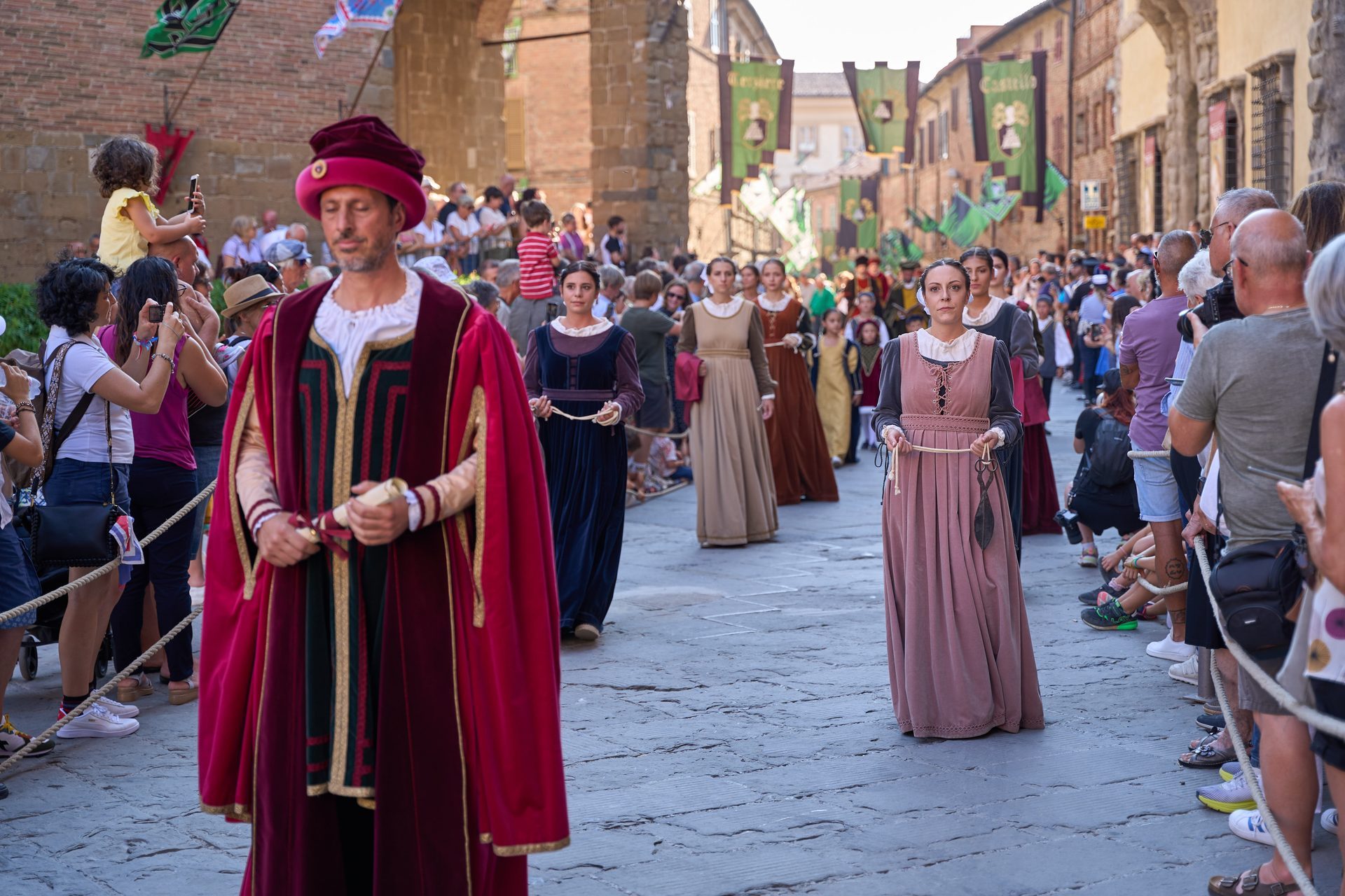 Corteo storico del Palio dei Terzieri di Città della Pieve: figuranti in costume rinascimentale lungo le vie del centro storico.