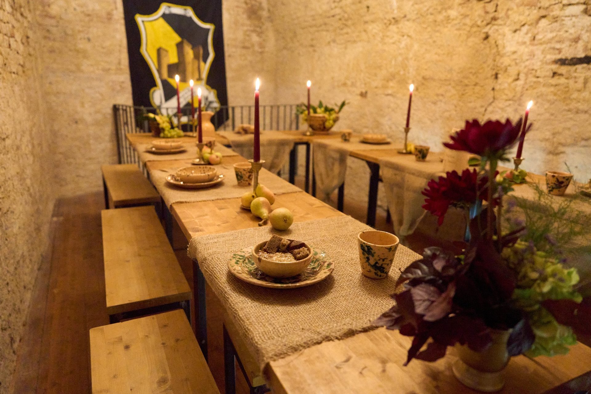 Borgo banquet table with a standard