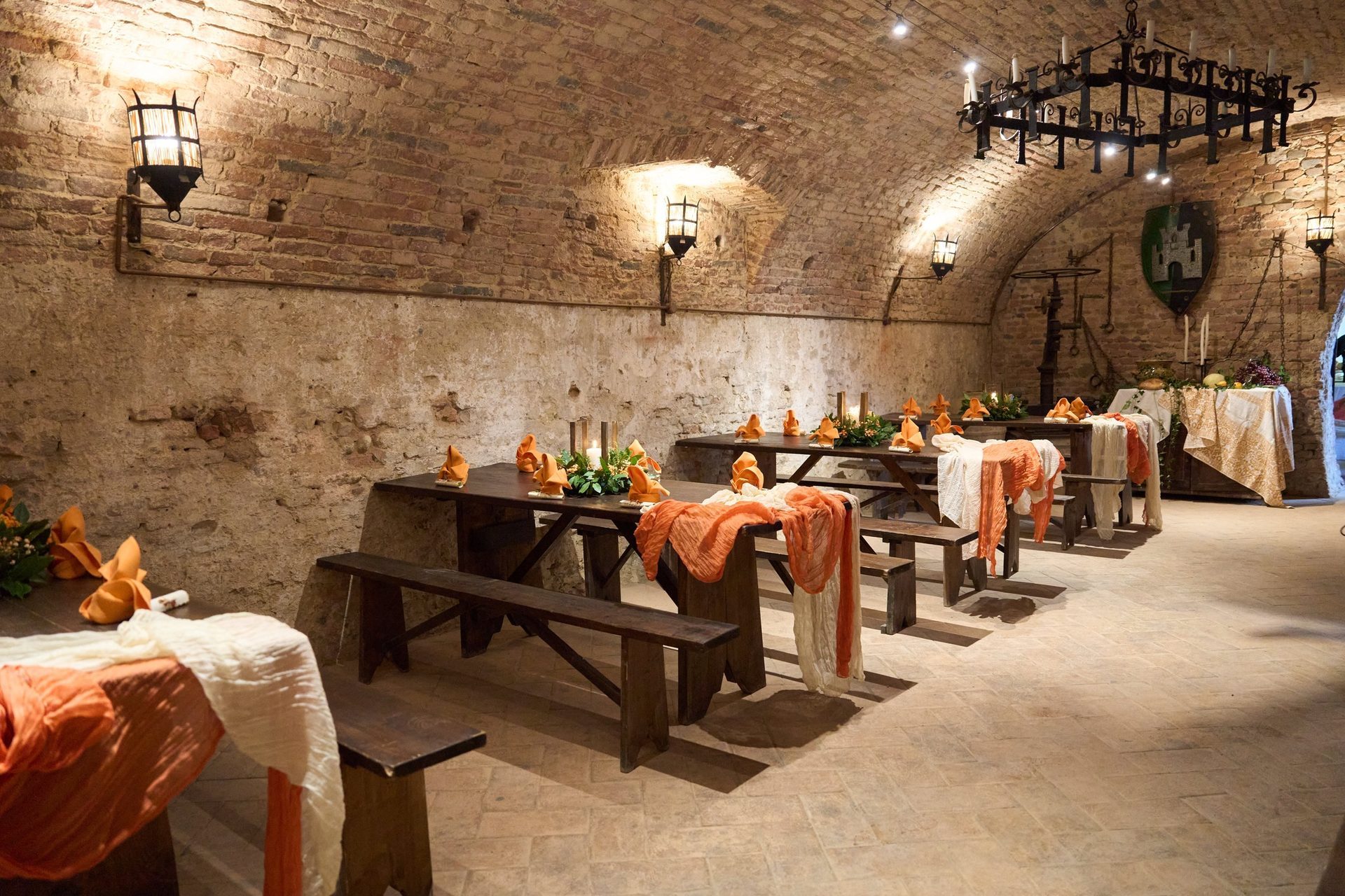 Sala con camino della Taverna del Castello